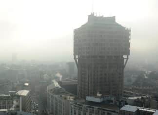 Dai fondi al pellet alle auto elettriche, il reportage “Aria sporca” racconta le armi scariche contro lo smog smog