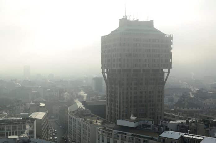 Milano - Smog - Morti premature per inquinamento - all'iItalia il primato negativo dell Unione Europea smog