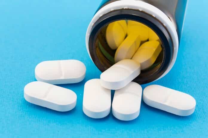 Antibiotic on a Blue Background ANTIBIOTICI
