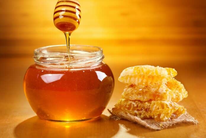 MIELE TEST PESTICIDI jar of honey with honeycomb MIELE TEST PESTICIDI