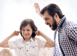 Urlare ai bambini può rimodellare il loro cervello e portare a problemi di salute mentale figli urla grida urlare