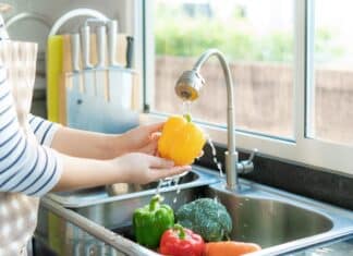 Frutta e verdura, qual è il modo migliore di lavarle per togliere i pesticidi frutta