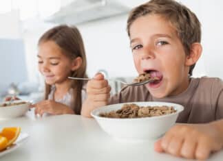 Colazione con cereali per bambini: aumentano grassi e zuccheri