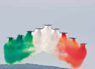 A Catania si esibiscono le Frecce tricolori e Ryanair “sequestra” per un’ora e mezza i passeggeri sull’aereo RYANAIR