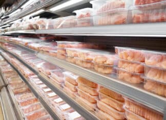 Greenpeace denuncia: un terzo della carne da supermercato contaminata da batteri resistenti agli antibiotici