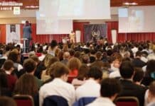 Genitori alle prese con i compiti: esiste una soluzione per rendere i figli autonomi nello studio?