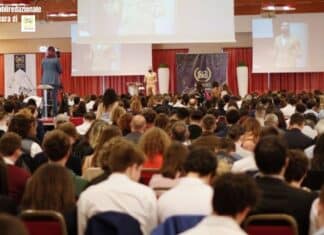Genitori alle prese con i compiti: esiste una soluzione per rendere i figli autonomi nello studio?