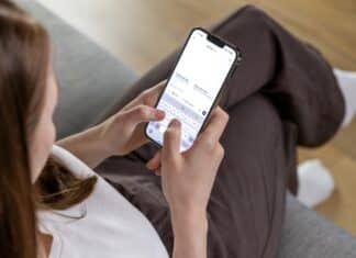 Sempre più giovani cercano supporto psicologico nelle chat Ia. Il Texas apre indagine su Meta e Character.ai IA AI