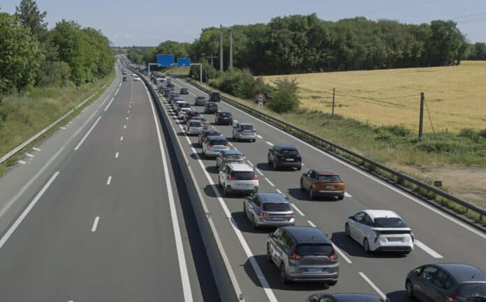 Bouchon au retour de vacances sur une autoroute safety cast
