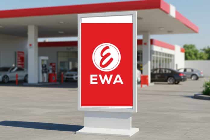 Lightbox mock-up signage iat gas station outdoors. Commercial, information empty white sign template on sunny street. Copy space for advertising or directions billboard ewa, carburanti