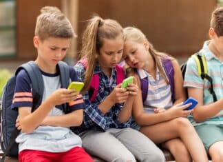 Quando dare lo smartphone ai figli? Così i “patti digitali” puntano ad aumentare i periodi di disconnessione smartphone