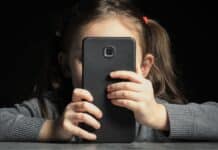 Troppi schermi, meno attenzione: lo studio che mette in relazione Smartphone e ADHD ADHD