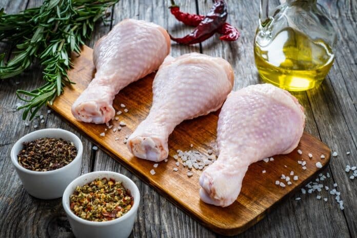pollo AdobeStock_470628086 POLLO ANTIBIOTICO RESISTENZA