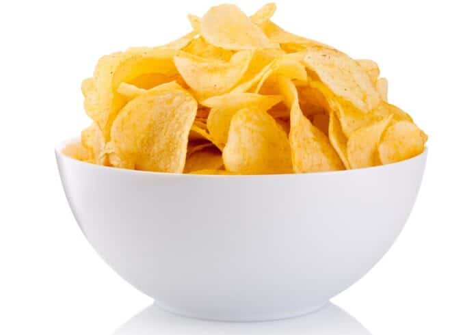 Potato chips in bowl isolated on white background patatine fritte chips