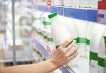 Pfas nel latte: test svizzero lo trova in tutte le bottiglie, anche nel bio latte