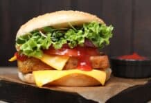 Addio a “bacon vegano” e “costine vegetali”: l’Europa sposa la linea degli allevatori