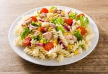 La dieta anti-caldo: cosa portare in tavola per sconfiggere l’afa CENA ESTIVA CALDO AFA