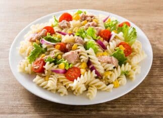La dieta anti-caldo: cosa portare in tavola per sconfiggere l’afa CENA ESTIVA CALDO AFA