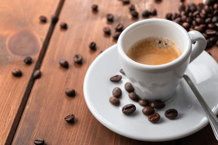 Tazzina di caffè espresso su tavolo in legno