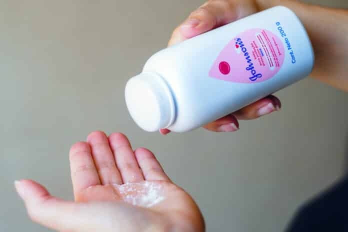 Johnson & Johnson Talco August 22, 2022, Brazil. In this photo illustration, a person uses Johnson & Johnson baby powder on their hands. The company will suspend the sale of the product from 2023. Johnson & Johnson Talco cancerogeno