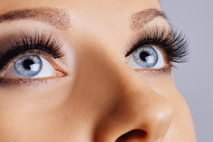 Woman eyes with long eyelashes and smokey eyes make-up. Eyelash extensions, makeup, cosmetics, beauty siero ciglia prostaglandine – rischi e ingredienti