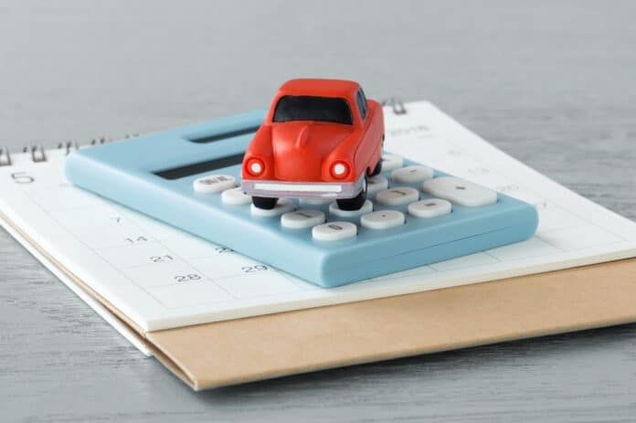 Toy car on caculator and calendar auto bollo